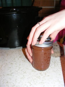 adjusting mason jar band fingertip tight